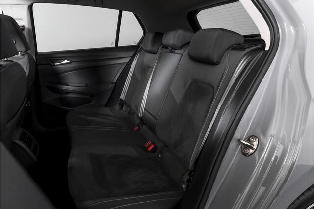 Volkswagen GOLF 1.4 eHybrid Style | S/K-Panodak | Elek. Trekhaak | Dig. Cockpit | Adapt. Cruise | Stoel-+Stuurverw. | PDC | Camera | NAV + App. Connect | ECC | LM 18" |