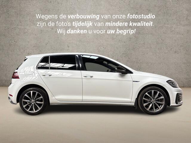 Volkswagen GOLF 1.4 TSI PHEV GTE 204Pk Automaat (VIRTUAL COCKPIT, APPLE CARPLAY, GROOT NAVI, KEYLESS, CAMERA, STOELVERWARMING, SPORTSTOELEN, ADAPTIVE CRUISE, GETINT GLAS, NIEUWSTAAT)