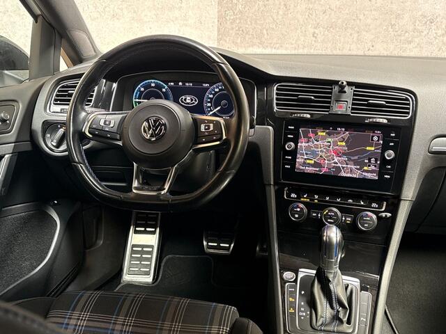 Volkswagen GOLF 1.4 TSI PHEV GTE 204Pk Automaat (VIRTUAL COCKPIT, APPLE CARPLAY, GROOT NAVI, KEYLESS, CAMERA, STOELVERWARMING, SPORTSTOELEN, ADAPTIVE CRUISE, GETINT GLAS, NIEUWSTAAT)