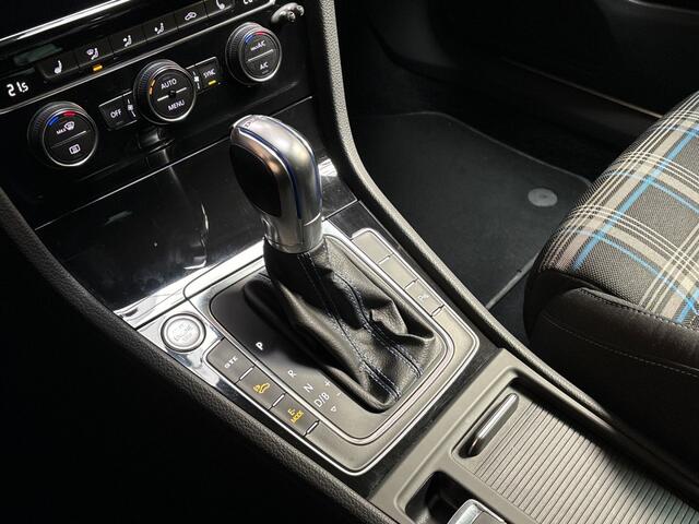 Volkswagen GOLF 1.4 TSI PHEV GTE 204Pk Automaat (VIRTUAL COCKPIT, APPLE CARPLAY, GROOT NAVI, KEYLESS, CAMERA, STOELVERWARMING, SPORTSTOELEN, ADAPTIVE CRUISE, GETINT GLAS, NIEUWSTAAT)