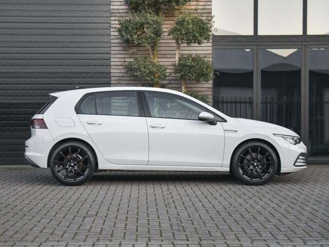 Volkswagen GOLF 1.5 TSI First Edition Led Navi Sfeer verlichting Acc 19 inch velgen