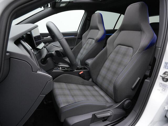 Volkswagen GOLF 1.5 eHybrid 272 pk DSG GTE | Panoramadak | 360 Camera | Head-up display | IQ Light | Stuur-/stoelverwarming