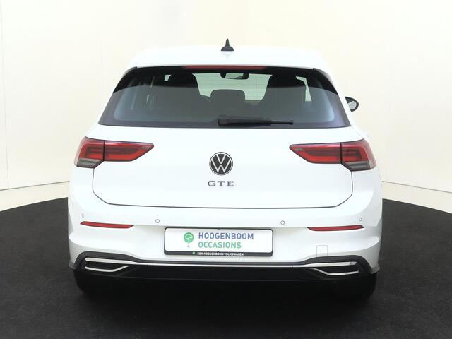 Volkswagen GOLF 1.4 eHybrid GTE | SoH 96% | Navigatie | Stoel- en stuurwielverwarming | LED Plus verlichting | Draadloze telefoonlader | Lane- en frontassist | Parkeersensoren | 3-zone airco |