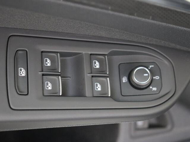 Volkswagen GOLF 1.4 eHybrid GTE | SoH 96% | Navigatie | Stoel- en stuurwielverwarming | LED Plus verlichting | Draadloze telefoonlader | Lane- en frontassist | Parkeersensoren | 3-zone airco |