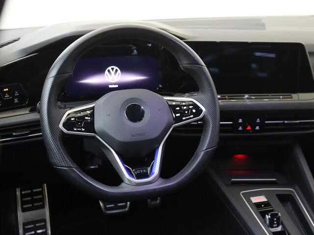 Volkswagen GOLF 1.4 eHybrid GTE | SoH 96% | Navigatie | Stoel- en stuurwielverwarming | LED Plus verlichting | Draadloze telefoonlader | Lane- en frontassist | Parkeersensoren | 3-zone airco |