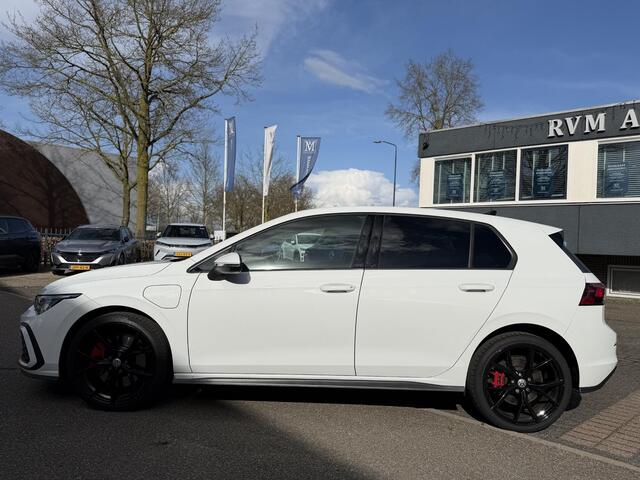 Volkswagen GOLF 1.4 eHybrid GTE ¤ 24.900,- VOOR ¤ 22.877,- UW LENTEVOORDEEL ¤ 2.023,-! | RECENT ONDERHOUD GEHAD| STOEL + STUURWIELVERWARMING | ACHTERUITRIJ CAMERA | ADAPTIEVE CRUISE | 19 INCH | INCL. 12 MND BOVAG GARANTIE