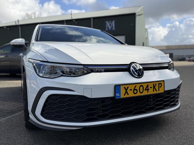 Volkswagen GOLF 1.4 eHybrid GTE ¤ 24.900,- VOOR ¤ 22.877,- UW LENTEVOORDEEL ¤ 2.023,-! | RECENT ONDERHOUD GEHAD| STOEL + STUURWIELVERWARMING | ACHTERUITRIJ CAMERA | ADAPTIEVE CRUISE | 19 INCH | INCL. 12 MND BOVAG GARANTIE