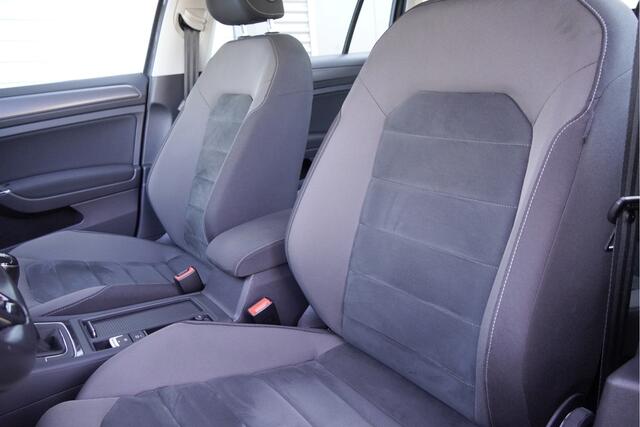 Volkswagen GOLF Variant 1.6 TDI Highline Business BJ2020 Lmv 16" | Led | Pdc | App-Connect | Navi | Climate control | Cruise control | Sportstoelen | Verwarmde voorstoelen | Getint glas