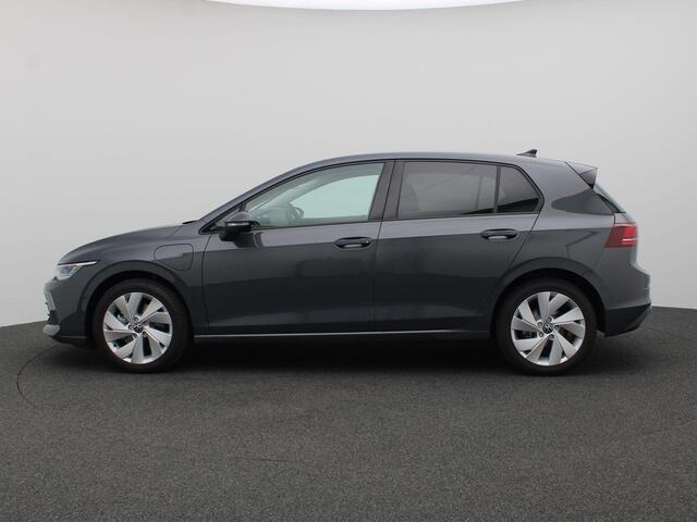 Volkswagen GOLF 1.5 eHybrid Life Edition 204PK DSG Trekhaak, Memorystoel, Ergo Active Stoelen, 17" LM Velgen, Keyless, Side Assist, Stoel-Stuurverwarming, Navi via Apple Carplay/Android Auto