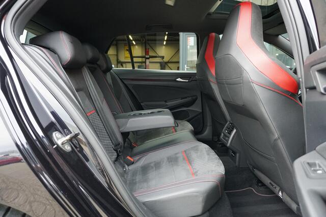 Volkswagen GOLF 2.0 TSI GTI Clubsport 300PK + PANORAMADAK / STUURVERWARMING / 19"