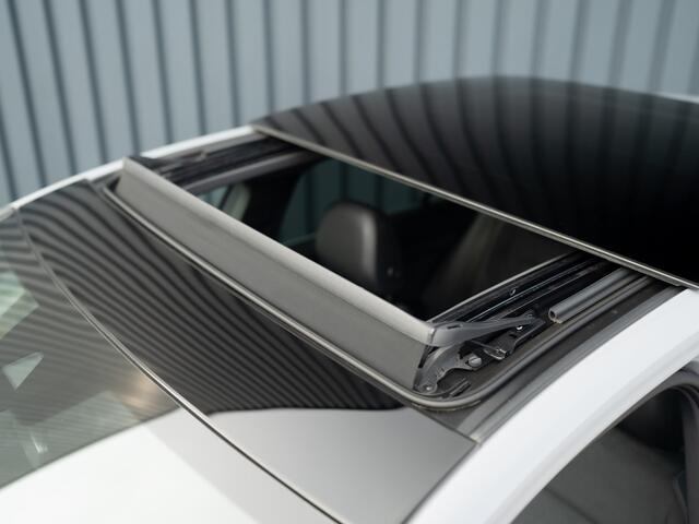 Volkswagen GOLF 1.5 eTSI 50 Edition | Panodak | Trekhaak wegkl. | Stoelgeheugen | Head Up | IQ Light | Prijs Rijklaar!!