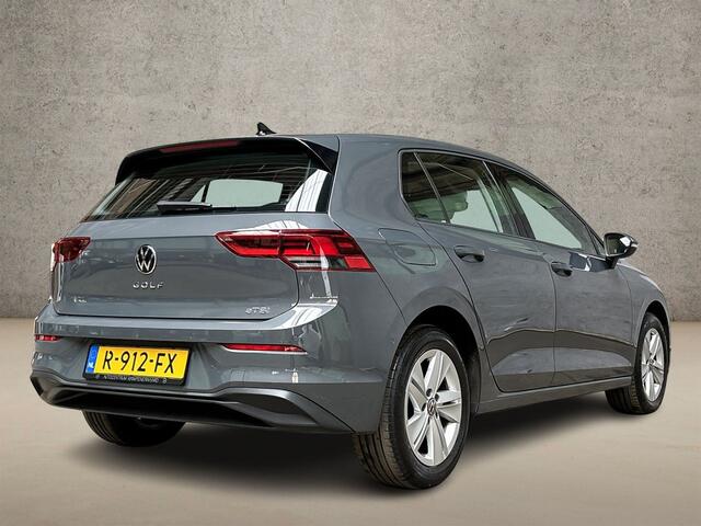 Volkswagen GOLF 1.5 eTSI Sport Automaat (APPLE CARPLAY, 4 CILINDER, GROOT NAVI, STUUR/STOELVERWARMING, CAMERA, SPORTSTOELEN, KEYLESS, PARKEERSENSOREN, NIEUWSTAAT)