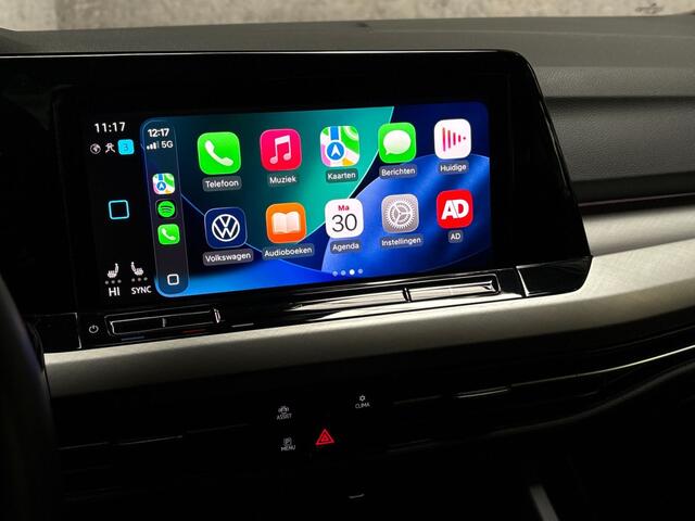 Volkswagen GOLF 1.5 eTSI Sport Automaat (APPLE CARPLAY, 4 CILINDER, GROOT NAVI, STUUR/STOELVERWARMING, CAMERA, SPORTSTOELEN, KEYLESS, PARKEERSENSOREN, NIEUWSTAAT)