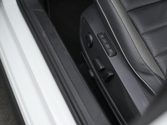 Volkswagen GOLF 1.4 eHybrid 245 pk GTE | Panoramadak | Trekhaak | Leder | Adaptief onderstel | Geheugen-/ventilatiestoel | Head-up display | IQ Light