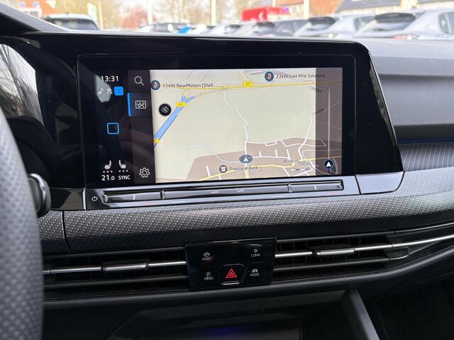 Volkswagen GOLF 1.5 TSI | 150PK | R-Line | Panorama Dak | Stoel & Stuur verwarming | IQ-Light | Apple Carplay | Camera | Navigatie | Climate & Cruise Control |