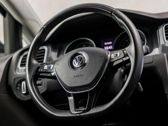 Volkswagen GOLF 1.0 TSI Sportline Automaat (APPLE CARPLAY, GROOT NAVI, CAMERA, CLIMATE, STOELVERWARMING, SPORTSTOELEN, ADAPTIVE CRUISE, PARKEERSENSOREN, GETINT GLAS, NIEUWSTAAT)