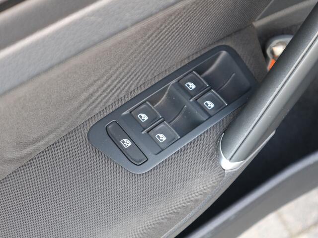 Volkswagen GOLF 2.0 TDI Highline VIRTUAL NAVI 115810 KM