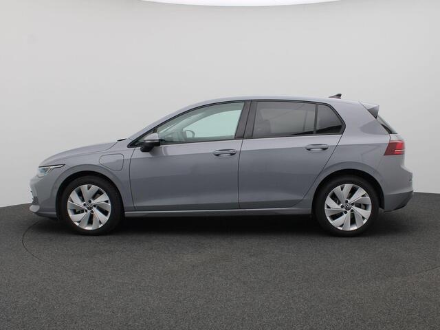 Volkswagen GOLF 1.5 eHybrid Life Edition 204PK DSG Trekhaak, Memorystoel, Ergo Active Stoelen, 17" LM Velgen, Keyless, Side Assist, Stoel-Stuurverwarming, Navi via Apple Carplay/Android Auto