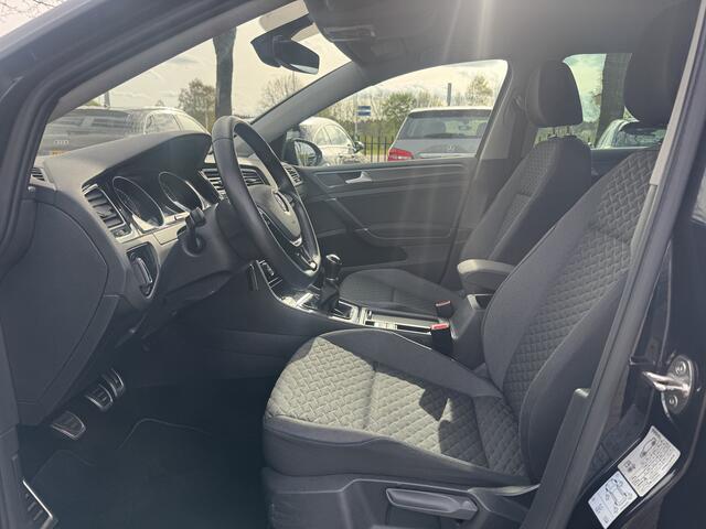 Volkswagen GOLF 1.0 TSI Comfortline / Camera / CarPlay / 16'' / Navigatie / Parkeerhulp V+A / Getint glas / DAB / ACC