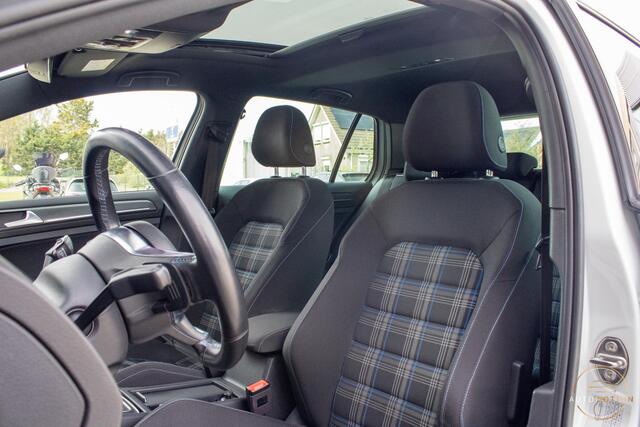 Volkswagen GOLF 1.4 TSI PHEV GTE PANO STOELVERWARMING CAMERA