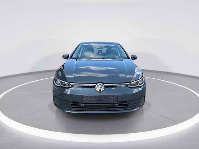 Volkswagen GOLF 1.0 eTSI 110pk DSG Life · Camera · Dodehoeksensor · Adaptive Cruise Control · Apple/Android Car Play · Sfeerverlichting · Navigatie · Elek. Inklapbare Spiegels ·