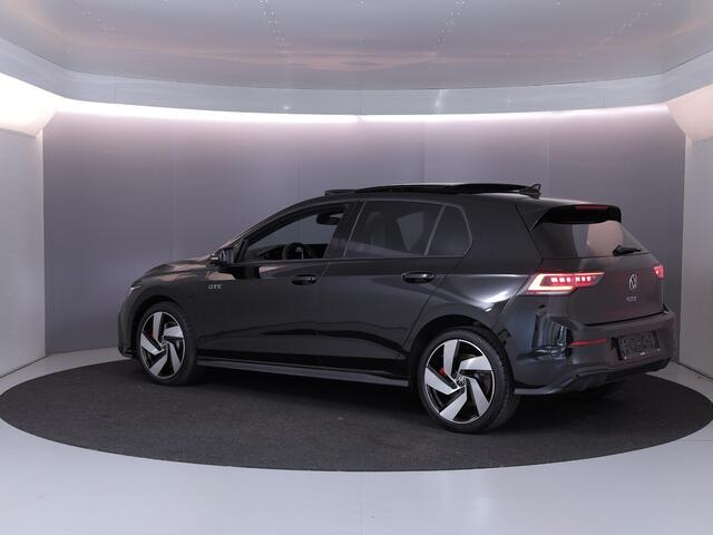 Volkswagen GOLF 1.5 eHybrid GTE 272 pk Automaat (DSG) | Verlengde garantie | Navigatie | Panoramadak | Trekhaak (wegklapbaar) | Parkeersensoren (Park assist) | Achteruitrijcamera | Lederen bekleding | Stoelverwarming/ventilatie |