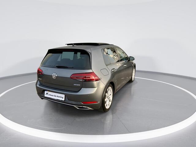 Volkswagen GOLF 1.5TSI/130PK Highline · Panoramadak · Stoelverwarming · Massage functie · Camera + Parkeersensoren