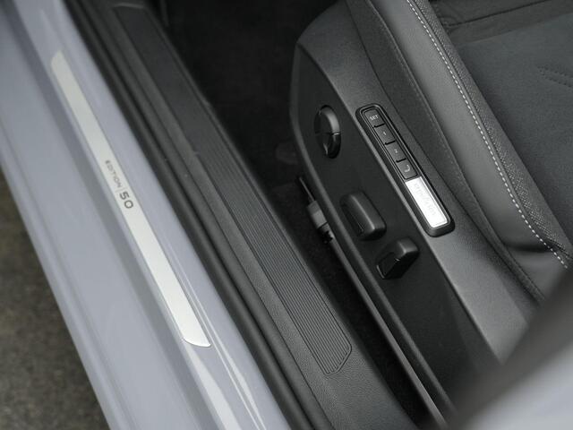 Volkswagen GOLF 1.5 eTSI 150 pk DSG 50 Edition | Panoramadak | Trekhaak | Geheugen-/massagestoel | Head-up display | IQ Light | Achteruitrijcamera