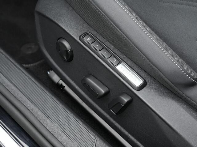 Volkswagen GOLF 1.5 eTSI 150 pk DSG 50 Edition | Panoramadak | Trekhaak | Geheugen-/massagestoel | Head-up display | IQ Light | Achteruitrijcamera