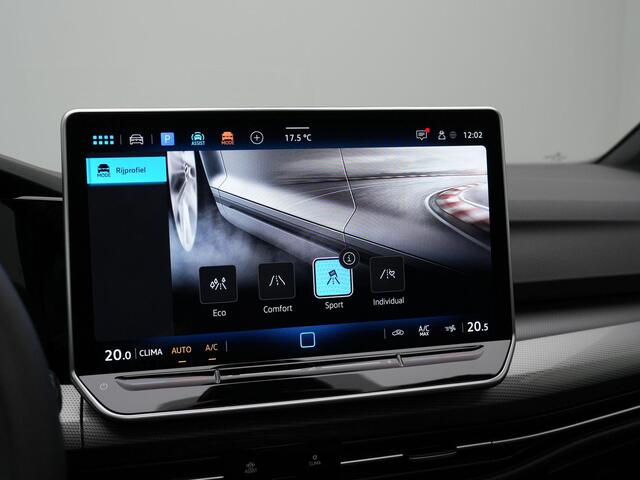 Volkswagen GOLF 1.5 eTSI 150 pk DSG 50 Edition | Panoramadak | Trekhaak | Geheugen-/massagestoel | Head-up display | IQ Light | Achteruitrijcamera