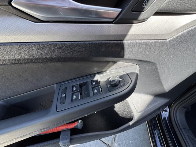 Volkswagen GOLF 1.0 TSI 110pk H6 Life Business Virtual Cockpit Massagestoel Navigatie Stoel- Stuurverwarming