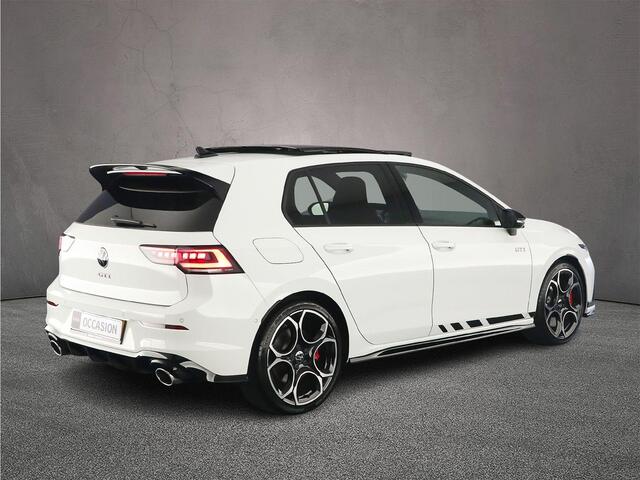 Volkswagen GOLF GTI Clubsport 2.0 TSI 300pk DSG Automaat Panoramadak, Black Style, LED matrix koplampen, Harman Kardon audio, Adaptive cruise control, Achteruitrijcamera