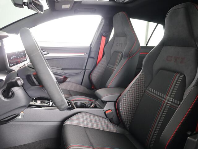 Volkswagen GOLF 2.0 TSI GTI Clubsport Edition 50 325 PK | Full option | Panorama dak | Akrapovic | Harman Kardon | 19" Warmenau | Head Up Display | 360 graden camera | Verlengde garantie