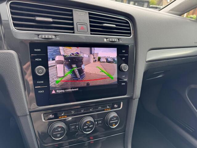 Volkswagen GOLF 1.5 TSI R-line Trekhaak Camera Massage Carplay Mooi uitgevoerd!