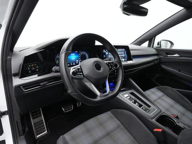 Volkswagen GOLF 1.4 eHybrid 245 pk GTE | IQ Light | Achteruitrijcamera | Navigatie | Keyless Acces |