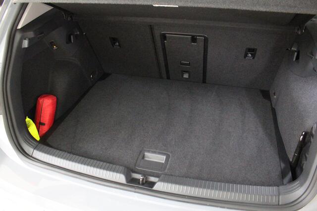 Volkswagen GOLF 1.5 TSI Goal Navigatie | 4-Seizoenen banden | Parkeersensoren | Fabrieksgarantie