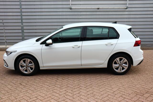 Volkswagen GOLF 1.0 eTSI Life Business O.a: PDC, Camera, Stoel+stuurverw, ACC, Clima, Etc. All-in prijs!
