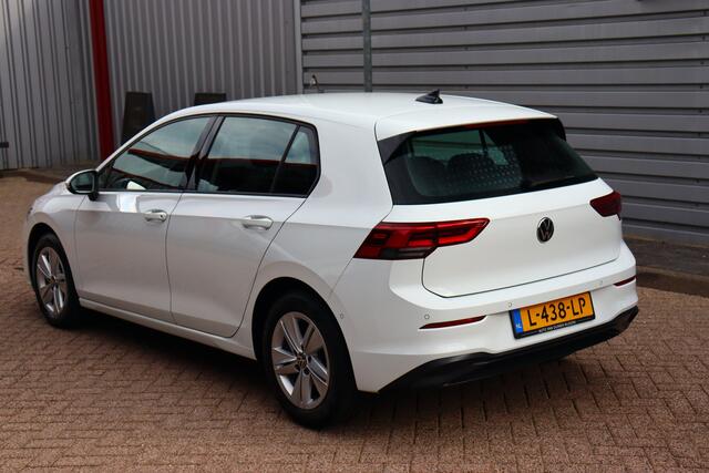 Volkswagen GOLF 1.0 eTSI Life Business O.a: PDC, Camera, Stoel+stuurverw, ACC, Clima, Etc. All-in prijs!