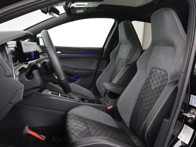 Volkswagen GOLF 1.5 eTSI R-Line | Panoramadak | Stoelverwarming | Matrix LED | Keyless | Sfeerverlichting | Carplay | Adaptive cruise | Navigatie | Side Assist | Park Assist | Stuurverwarming | Sportstoelen