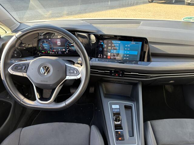 Volkswagen GOLF 1.4 eHybrid Style / Trekhaak / Allseasonbanden / Egonomische Stoelen / Stoelverwarming