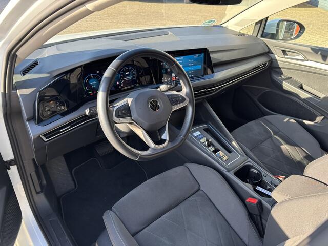 Volkswagen GOLF 1.4 eHybrid Style / Trekhaak / Allseasonbanden / Egonomische Stoelen / Stoelverwarming