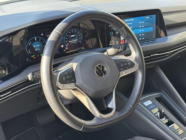 Volkswagen GOLF 1.4 eHybrid Style / Trekhaak / Allseasonbanden / Egonomische Stoelen / Stoelverwarming