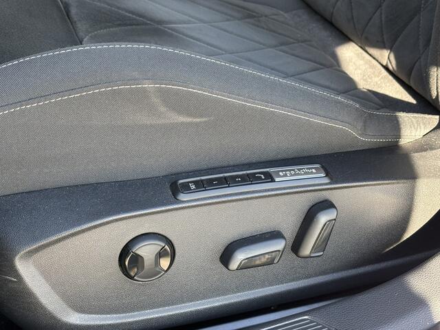 Volkswagen GOLF 1.4 eHybrid Style / Trekhaak / Allseasonbanden / Egonomische Stoelen / Stoelverwarming