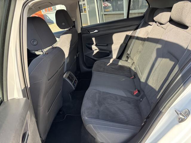 Volkswagen GOLF 1.4 eHybrid Style / Trekhaak / Allseasonbanden / Egonomische Stoelen / Stoelverwarming