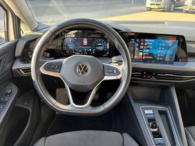 Volkswagen GOLF 1.4 eHybrid Style / Trekhaak / Allseasonbanden / Egonomische Stoelen / Stoelverwarming
