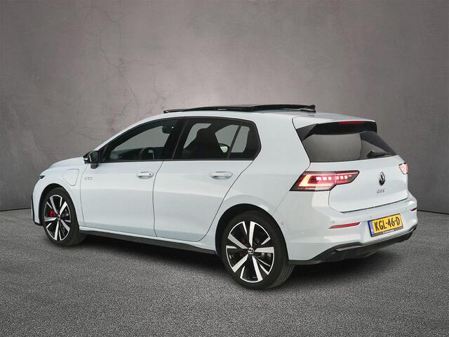 Volkswagen GOLF GTE 1.5 TSI eHybrid 272pk DSG Automaat Panoramadak, Adaptive cruise control, Black style, Navigatie, 360 camera, Stuurwiel verwarmd, LED matrix koplampen