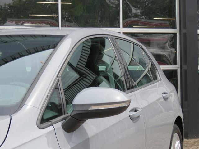 Volkswagen GOLF 1.0 eTsi LIFE BNS DSG-aut. / Stoel + stuurwielverw. / Camera / Carplay / BOVAG garantie