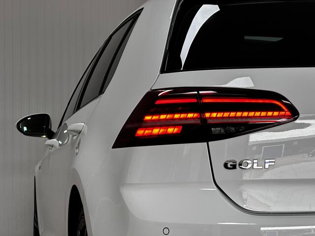 Volkswagen GOLF 1.5 TSI Highline R-Line/ Trekhaak/ 150pk!/ Panorama-Dak/ Virtual Dashb./ Keyless/ Zwarte-Hemel/ Apple + Android/ LED V+A/ 18'' LMV/ DAB+/Dode-Hoek DET./ Stoelverw./ Adaptive Cruise/ PDC V+A/ Extra getint glas.