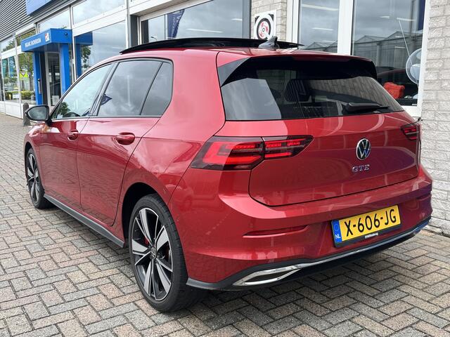 Volkswagen GOLF 1.4 eHybrid GTE / AUTOMAAT/ 245 PK/ PANO/ DCC/ PARK.SENSOR.V+A/ CAMERA/ STUUR+STOELVERWARM./ ACC/ DODEHOEK/ APP-CONNECT/ IQ.LIGHT/ KEYLESS/ DIGITAL DASH/ NAVI/ DAB/ CLIMA/ 18'' LMV
