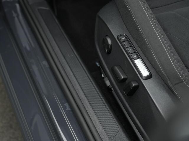 Volkswagen GOLF 1.5 eTSI 130 pk DSG Style | Geheugen-/massagestoel | Adaptive Cruise | Parkeersensoren voor/achter | Carplay